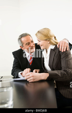 Businessman avec bras autour de Businesswoman Banque D'Images