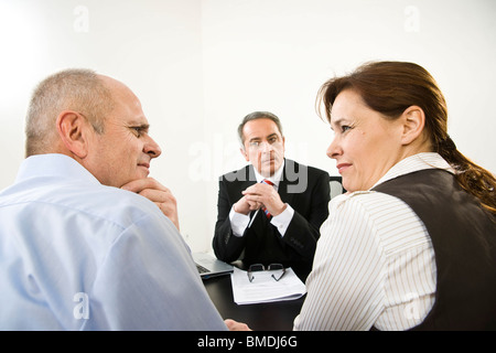 Couple en consultation avec Businessman Banque D'Images