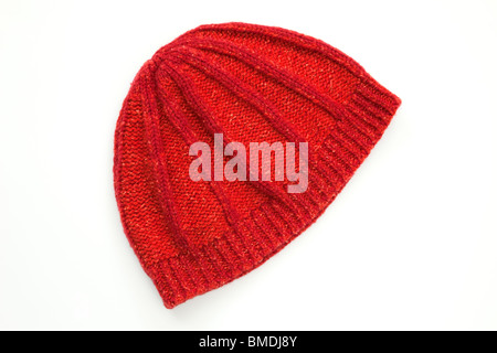 Laine chaud Beanie Hat rouge isolé sur fond blanc Banque D'Images