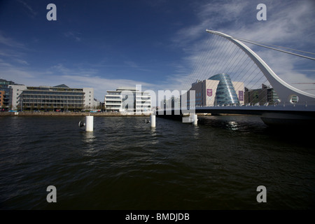 Samuel Beckett Bridge à Dublin's docks avec le Conference Center Banque D'Images