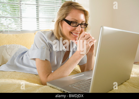 Woman Using laptop computer Banque D'Images
