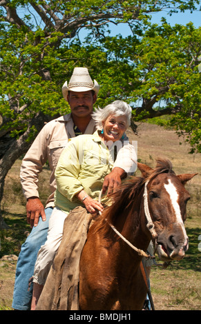 Femme de tourisme cubain avec cowboy dans pays en dehors de la Trinité-Cuba Banque D'Images