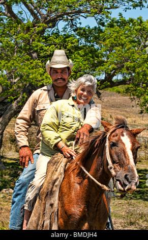 Femme de tourisme cubain avec cowboy dans pays en dehors de la Trinité-Cuba Banque D'Images