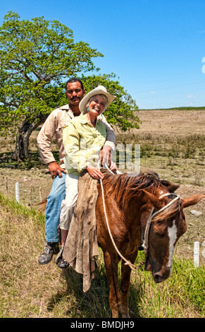 Femme de tourisme cubain avec cowboy dans pays en dehors de la Trinité-Cuba Banque D'Images