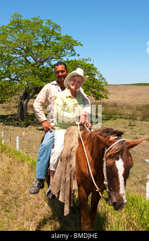 Femme de tourisme cubain avec cowboy dans pays en dehors de la Trinité-Cuba Banque D'Images