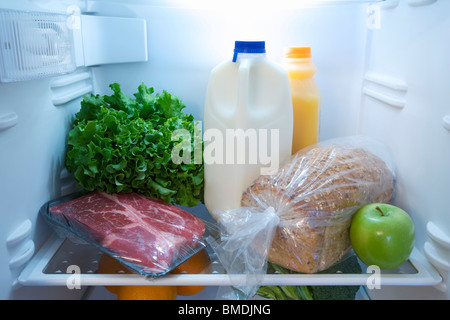 Réfrigérateur avec des aliments sains Banque D'Images