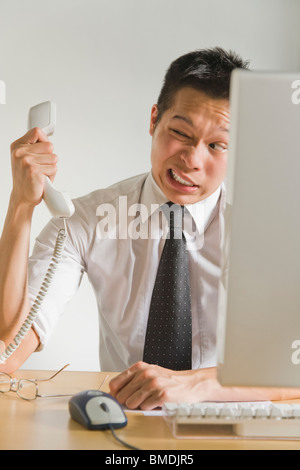 L'homme cria au téléphone Banque D'Images