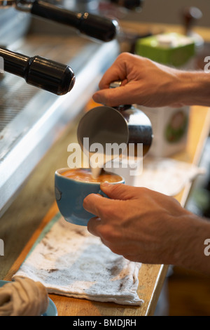 Faire un café au lait Banque D'Images