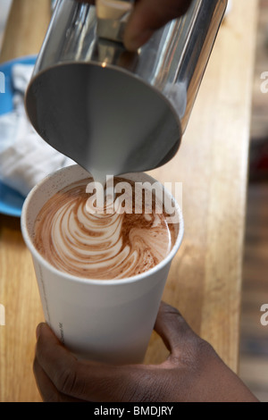 Faire un café au lait Banque D'Images