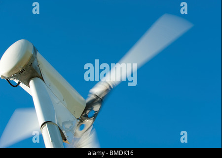 Une éolienne très haut dans les South Downs near Lewes qui alimente un réseau de gaz station de pompage. Banque D'Images