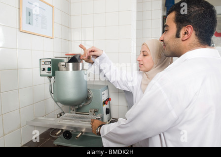Les savants musulmans ont l'homme et de la femme de travailler à l'intérieur lab Beyrouth Liban Moyen Orient Banque D'Images