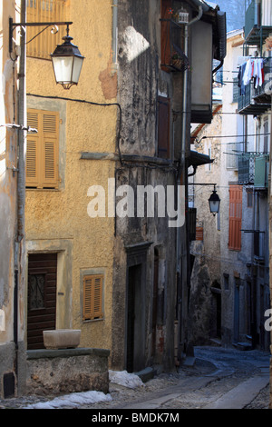 Vue sur rue dans le village médiéval de Tende Banque D'Images