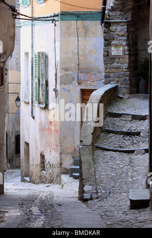 Street View dans le village perché médiéval de Tende Banque D'Images