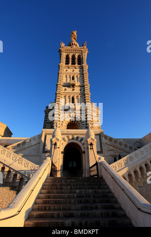 La Cathédrale Notre Dame de la Garde construite au 19ème siècle se trouve à 150 mètres de la colline perché Banque D'Images