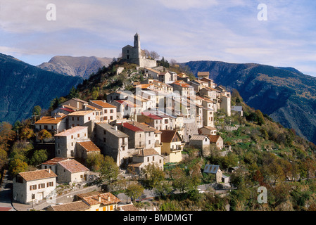 Le village perché d'Ilonse dans la vallée Tiney dans le parc national du Mercantour Banque D'Images