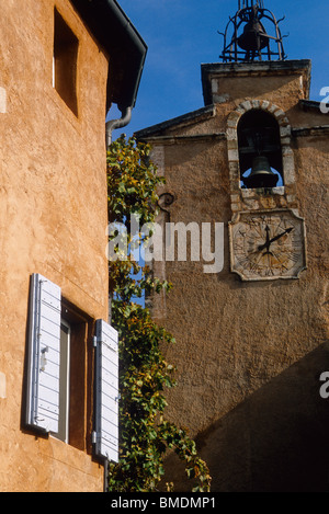 Le pittoresque village perché de Roussillon dans le Luberon Banque D'Images