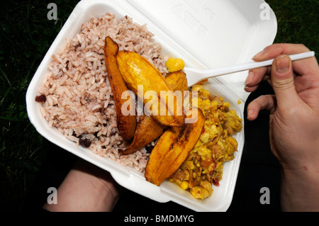 L'ackee et salé avec du riz et des pois. La nourriture des Caraïbes au Carnaval 2010 de lecture. Banque D'Images