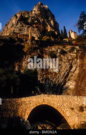 Le sentier avec les 262 marches qui mènent à la chapelle Notre Dame de Beauvoir au-dessus du village médiéval de Moustiers Sainte Marie Banque D'Images