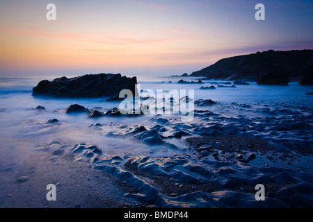 Coucher du soleil à Dollar Cove, Gunwalloe Péninsule du Lézard, Cornwall England UK Banque D'Images