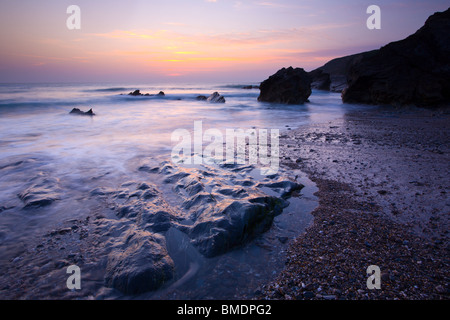 Coucher du soleil à Dollar Cove, Gunwalloe Péninsule du Lézard, Cornwall England UK Banque D'Images