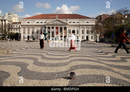 Les gens qui marchent devant le Théâtre National Dona Maria II sur la place Praça de Dom Pedro IV ou Rossio à Lisbonne, Portugal Banque D'Images