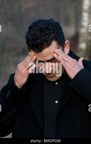 Portrait d'un homme moyen-orientale head in hands Berlin Allemagne Banque D'Images