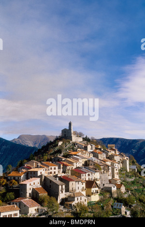 Pittoresque village d'Ilonse dans la campagne de la Alpes-Maritimes dans le parc national du Mercantour Banque D'Images