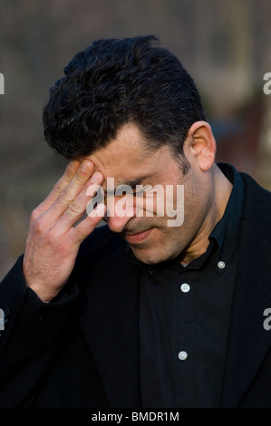 Portrait d'un homme moyen-orientale head in hands Berlin Allemagne Banque D'Images