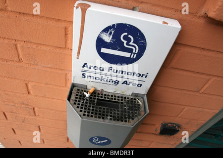 Fumeurs dans la gare de Rome, Italie Banque D'Images