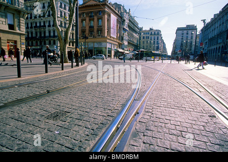 Rue Pavée et la perspective de la fer chariot de Marseille Banque D'Images