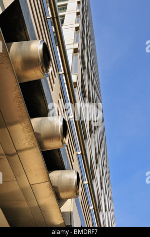 Les conduits d'échappement de la climatisation industrielle, Canary Wharf, London E14, Royaume-Uni Banque D'Images