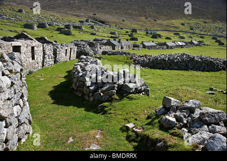 Dans la rangée de maisons abandonnées dans la rue principale de Village Bay, sur l'île de Saint Kilda Banque D'Images