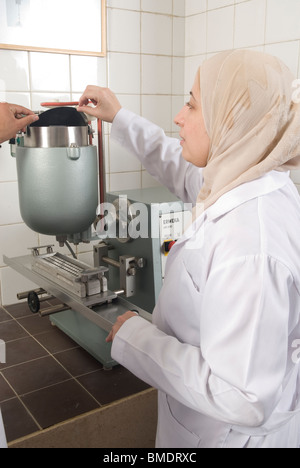 Étudiant en pharmacie musulmane femme portant le hijab de travailler à l'intérieur lab Beyrouth Liban Moyen Orient Banque D'Images
