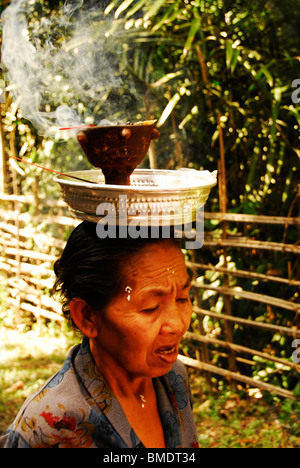 Vieille dame balinais ,festival , galungan bali ,cérémonie majeure Pura Sabakabian Bebetin,, près de Lovina, nord de Bali, Indonésie Banque D'Images