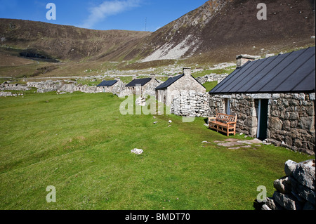 Les chalets abandonnés dans la rue principale de Village Bay, sur l'île de Saint Kilda Banque D'Images