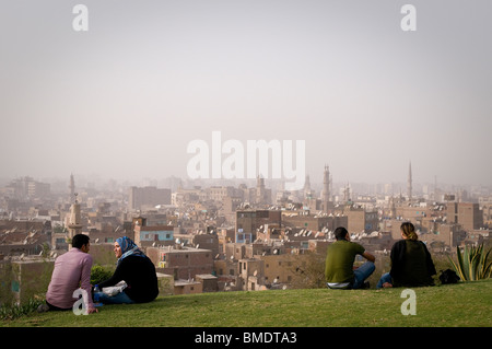 Al Azhar Park, situé à proximité de la mosquée Al-azhar, attire les familles, les adolescents, les jeunes couples et les touristes de partout dans le monde. Banque D'Images