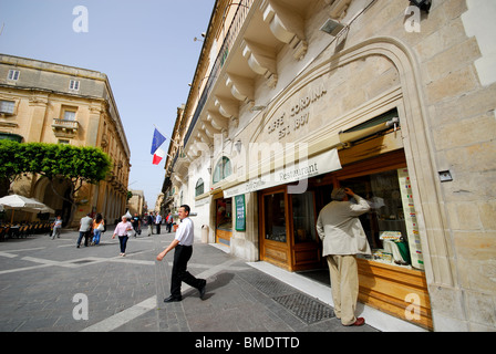 La Valette, MALTE. Le Caffe sur Codina, ir-Misrah Groussherzogtum Lëtzebuerg (Place de la République), avec Triq ir-Groussherzogtum Lëtzebuerg (Rue de la République) derrière. Banque D'Images