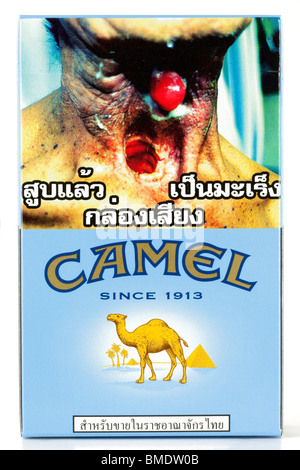 Des mises en garde sur un paquet de cigarettes en provenance de Thaïlande Banque D'Images