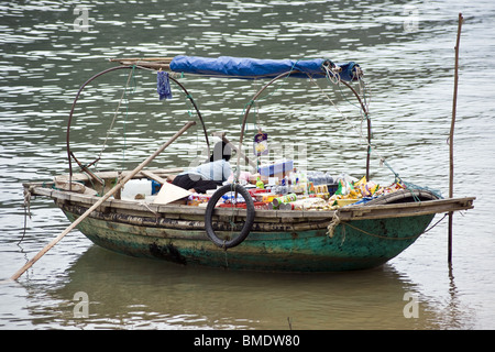 Vendeur de fruits sur son bateau, Halong Bay, Vietnam Banque D'Images