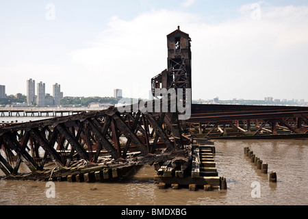 Bois carbonisé et cadre en acier rouillé de Burnt Out quai ferroviaire anciennement utilisé pour décharger des wagons transportés de NJ Banque D'Images