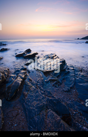 Coucher du soleil à Dollar Cove, péninsule du Lézard, Cornwall England UK Banque D'Images