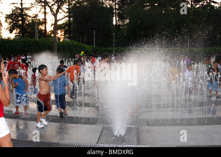 Enfants jouant dans l'une des marche-en fontaines d'eau sur la synchronisation de l'eau tour de magie,Parc de la réserve,Lima,Mexique Banque D'Images