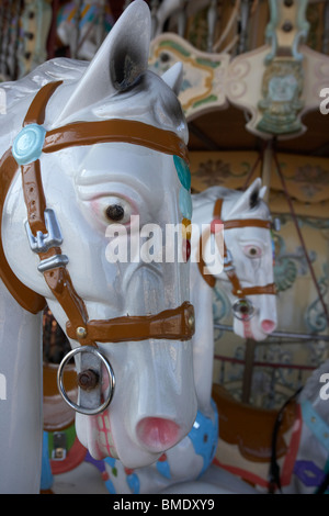 Les chevaux ornés d'un carrousel vide merry-go-round au Royaume-Uni Banque D'Images