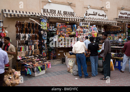 Souk de Bur Dubai Dubaï scènederue magasins Banque D'Images