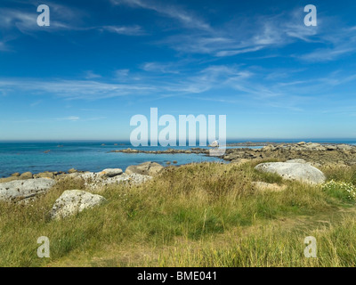 Plage rocheuse par la mer de l'Atlantique dans une belle journée d'été. Banque D'Images