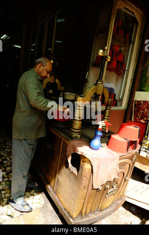 Dernier Fès bouilloire au Caire, marchands de soie bazar, les ruelles du vieux quartier, Al Gamaliya, Islamique Le Caire, Le Caire, Egypte Banque D'Images