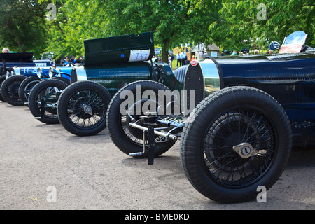Une rangée de Bugatti Type 35 et 37 voitures de course des années 1920 en bleu de course français Banque D'Images