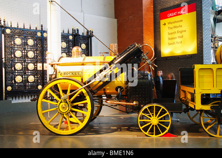 Réplique de Stephenson's rocket dans le National Railway Museum à York, Angleterre, RU Banque D'Images