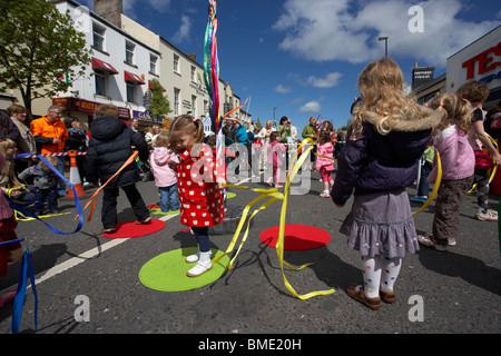 Les enfants dansant autour d'un mini arbre de mai le premier mai en holywood County Down Irlande du Nord uk Banque D'Images
