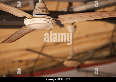 Des ventilateurs de plafond, la gare d'Ernakulam Banque D'Images